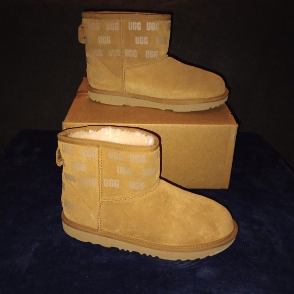 UGG Shoes - UGG Australia Classic Mini printed Boot Men's Size 6 women's size 7.5